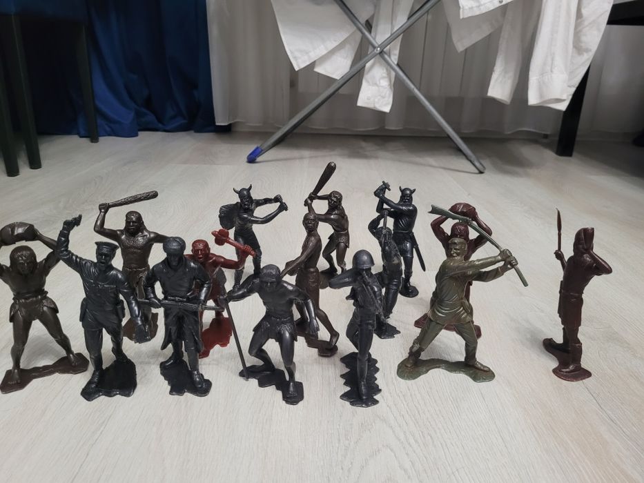 Игрушки солдаты и первобытные люди