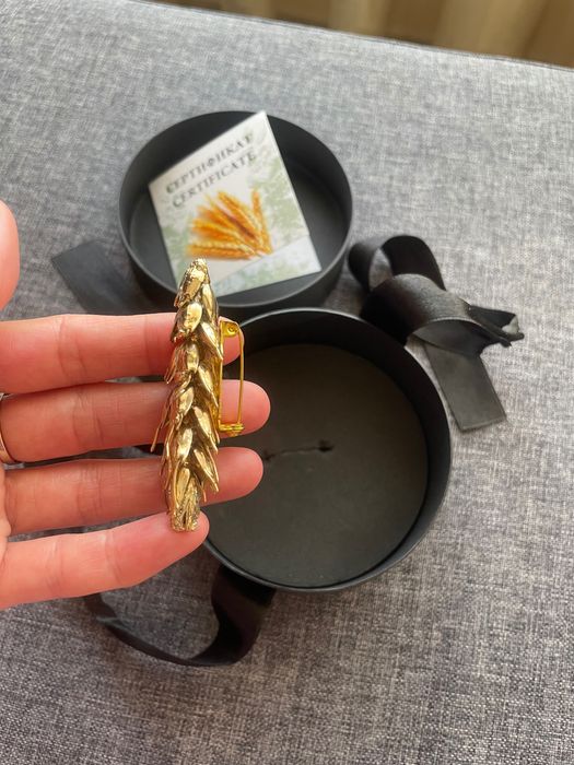 Позлатено Бижу- брошка за чудесен подарък