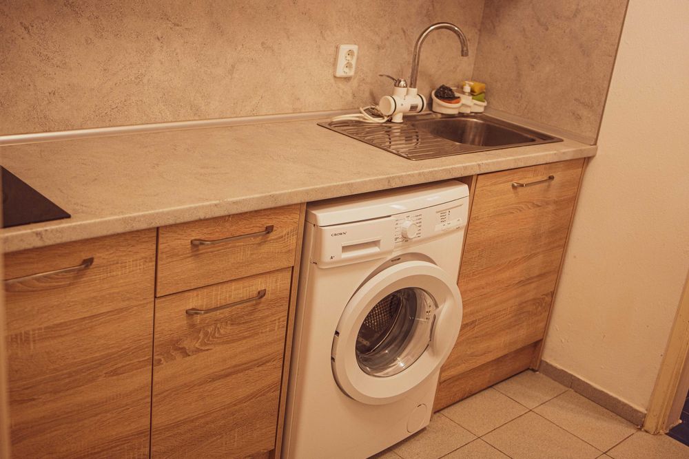 Дава се под наем Едностаен апартамент в Бургас, Център - 35 кв.м за 127.5 € - Снимка #2