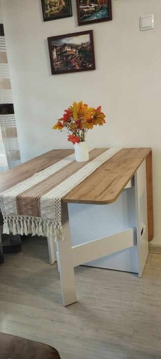 Трапезна разтегателна маса с 4 чекмеджета.