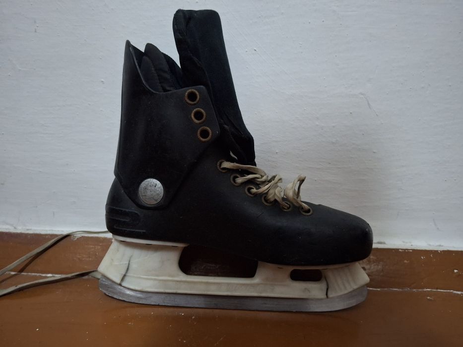 Продам коньки 44 размер