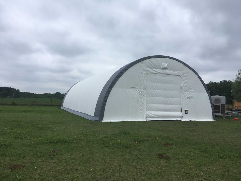 Cort semirotund potrivit pentru călărie