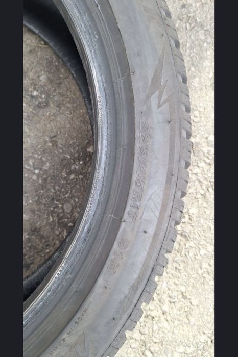 Bridgestone Blizzak 225/45/17 DOT 2923