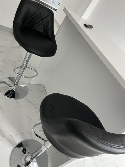 Insulă de bucătărie modernă + 2 scaune de bar– 800 lei (negociabil)