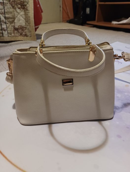 Елегантна бяла дамска чанта за през рамо