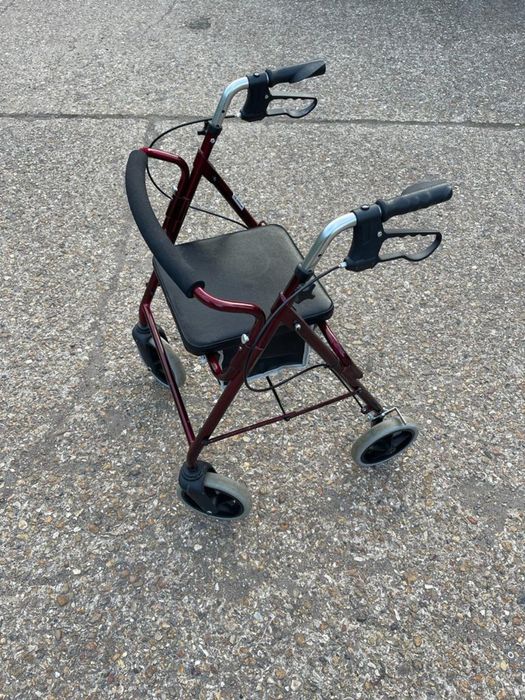 Premergătoare / cărucioare cu rotile pentru bătrâni