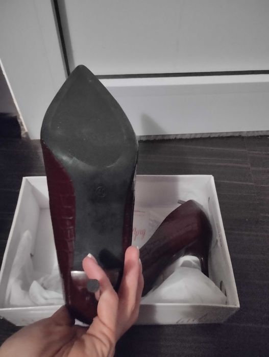 Нови обувки на ток бордо