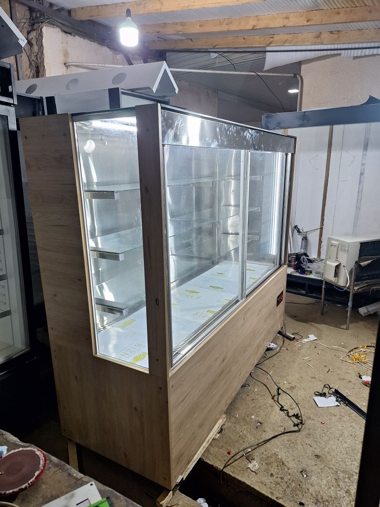 Продаю витиринный холодильник кондитерской