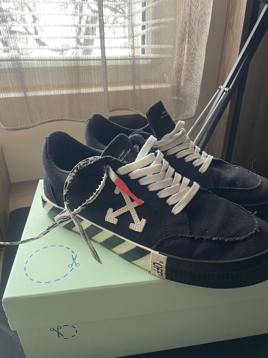 Off-whiet черни кецове