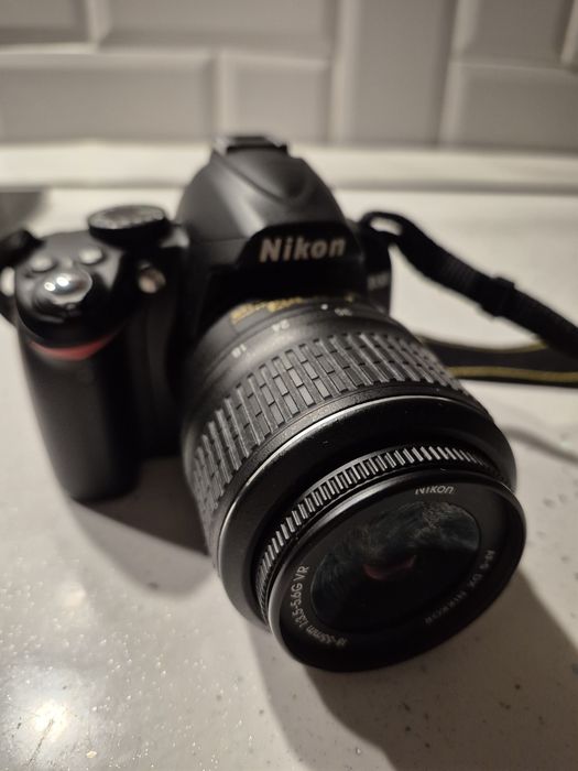 Nikon D3000 + obiectiv 18-55mm — ~5.000 cadre, stare excelentă