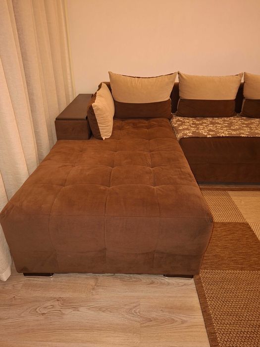 Продавам диван с много лека забележка.