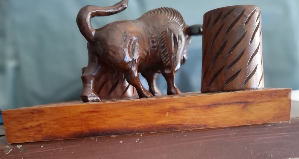 Suport pentru țigări și brichetă.