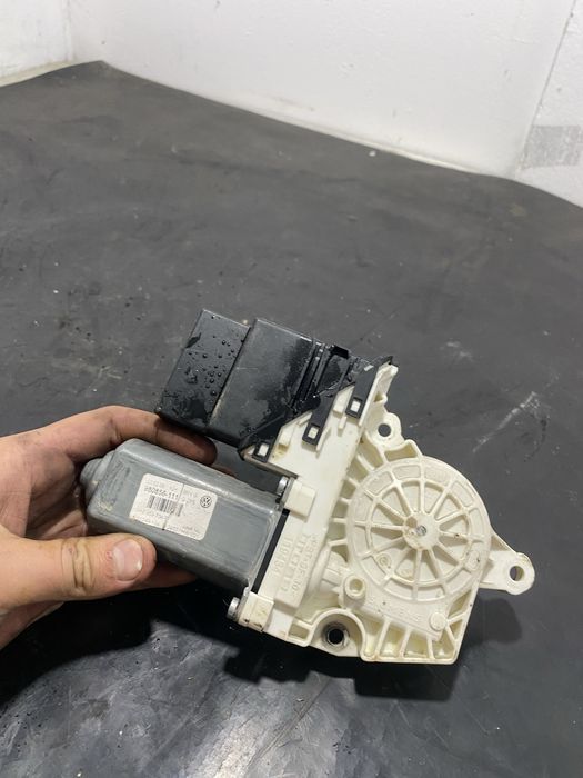 Motoras geam macara dreapta spate Volkswagen Vw Passat B6 1K0959704F
