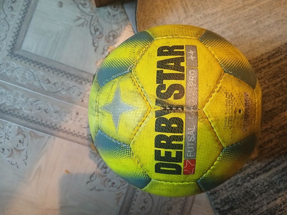 Продам футбольныe мячи