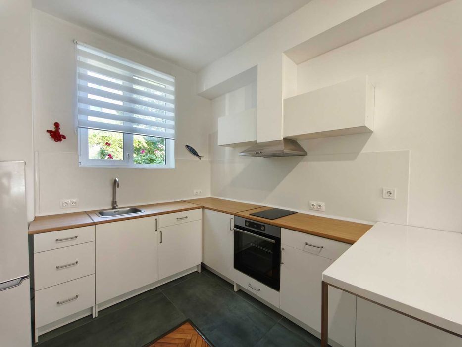 Апартамент по днаем с Гараж  , Център Варна , Шишкова градина.