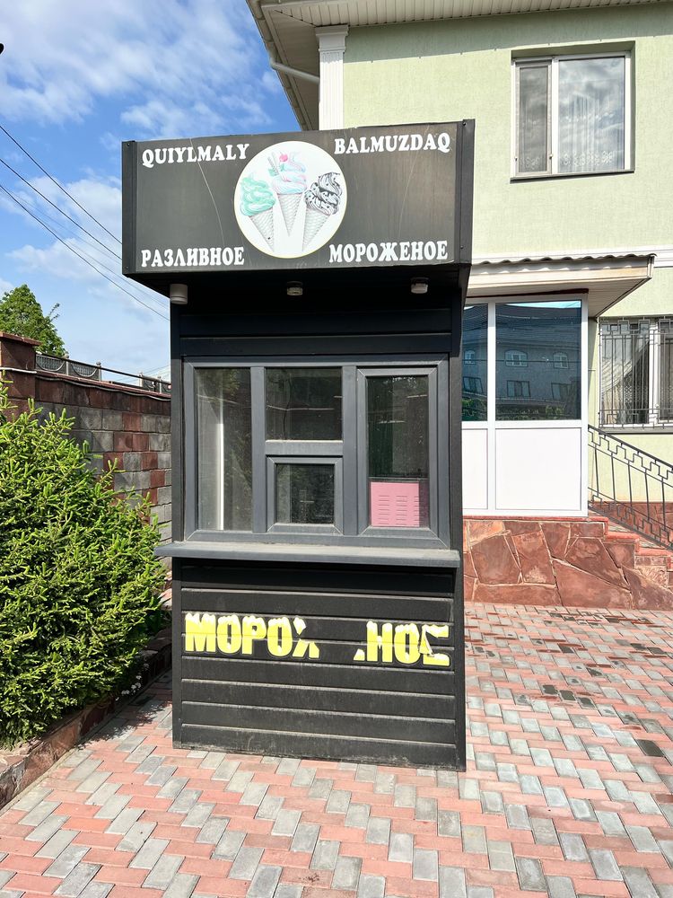 Киоск с аппаратом для мороженого