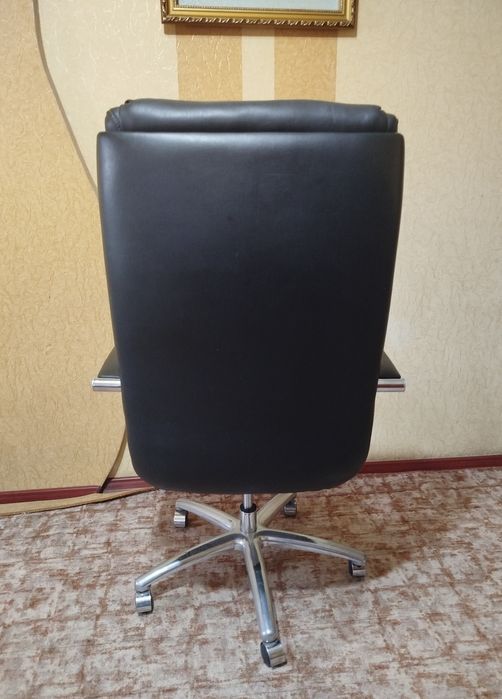 Офисной кресло сотилади