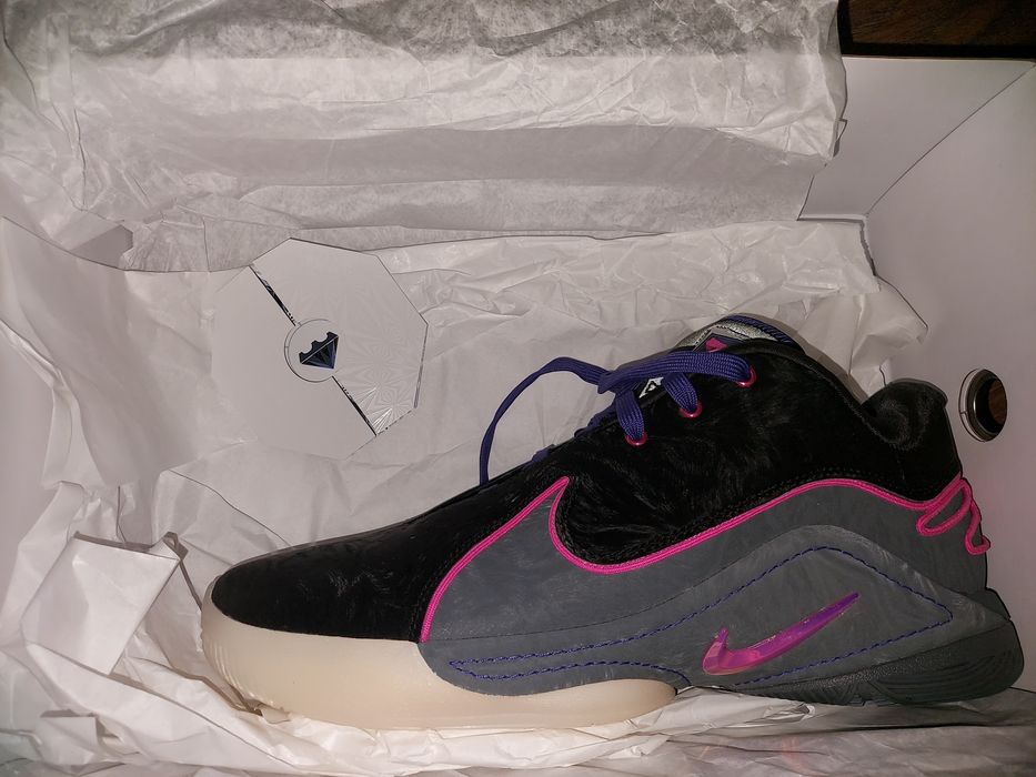 Vând pereche noua de ghete baschet Lebron XXII "Blacklight", 44.5 EU