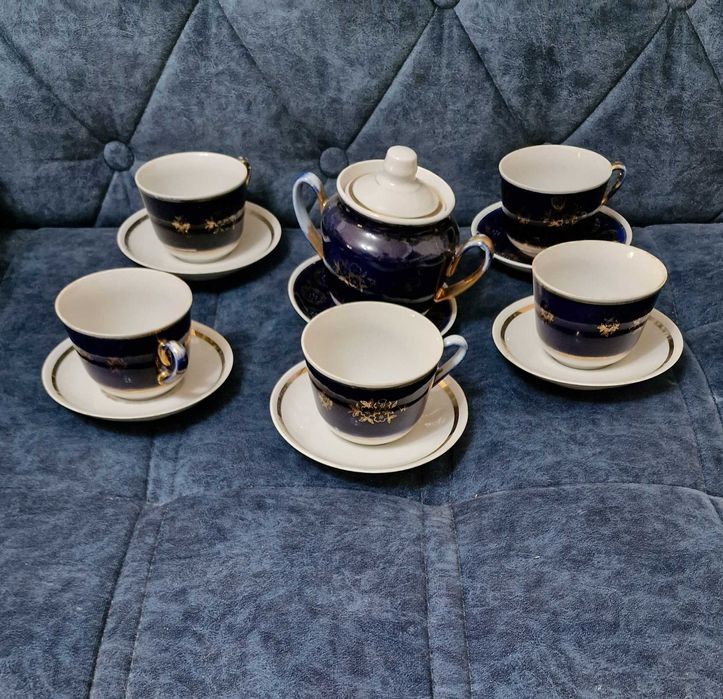 Чайный сервис с сахарницей.