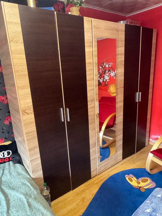 Dulap in 5 usi impecabil