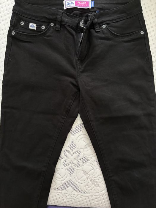 Pulover si Jeans Superdry