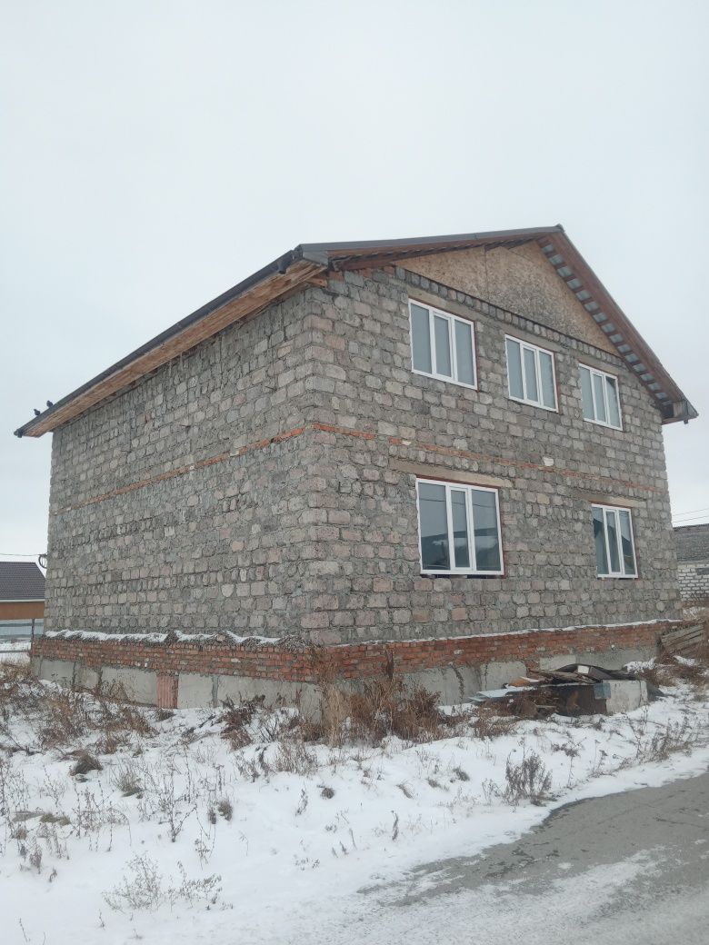 Продается двухэтажный дом.