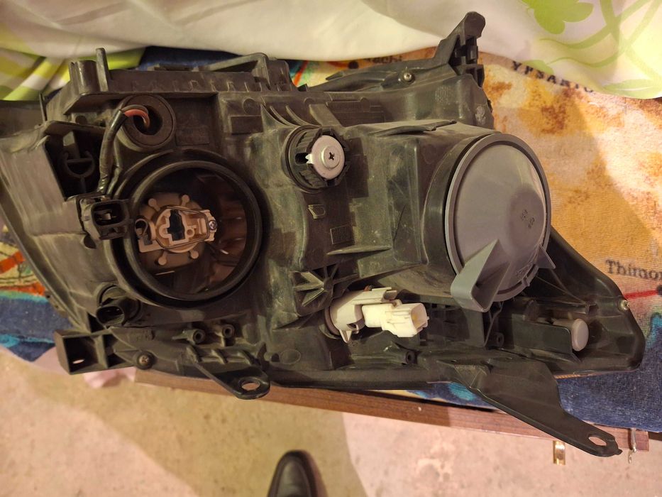 Преден ляв фар и заден ляв стоп -оригинални за Тойота Авенсис, 2008г,