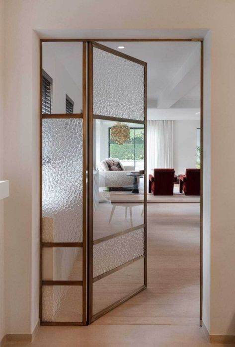 Стеклянные двери ,перегородки,крыши,остановки,витрины магазинов.