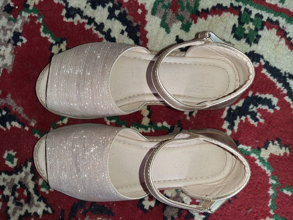 Vând borcane mari și mici