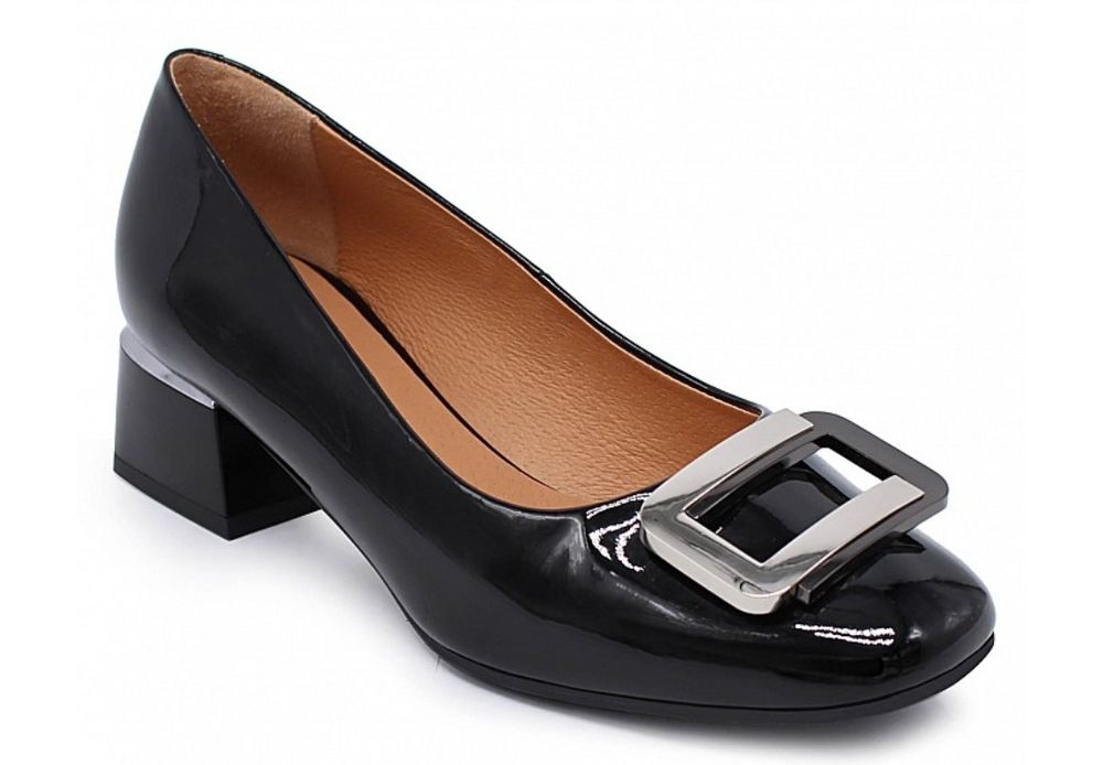 Дамски черни лачени обувки с катарама и нисък ток