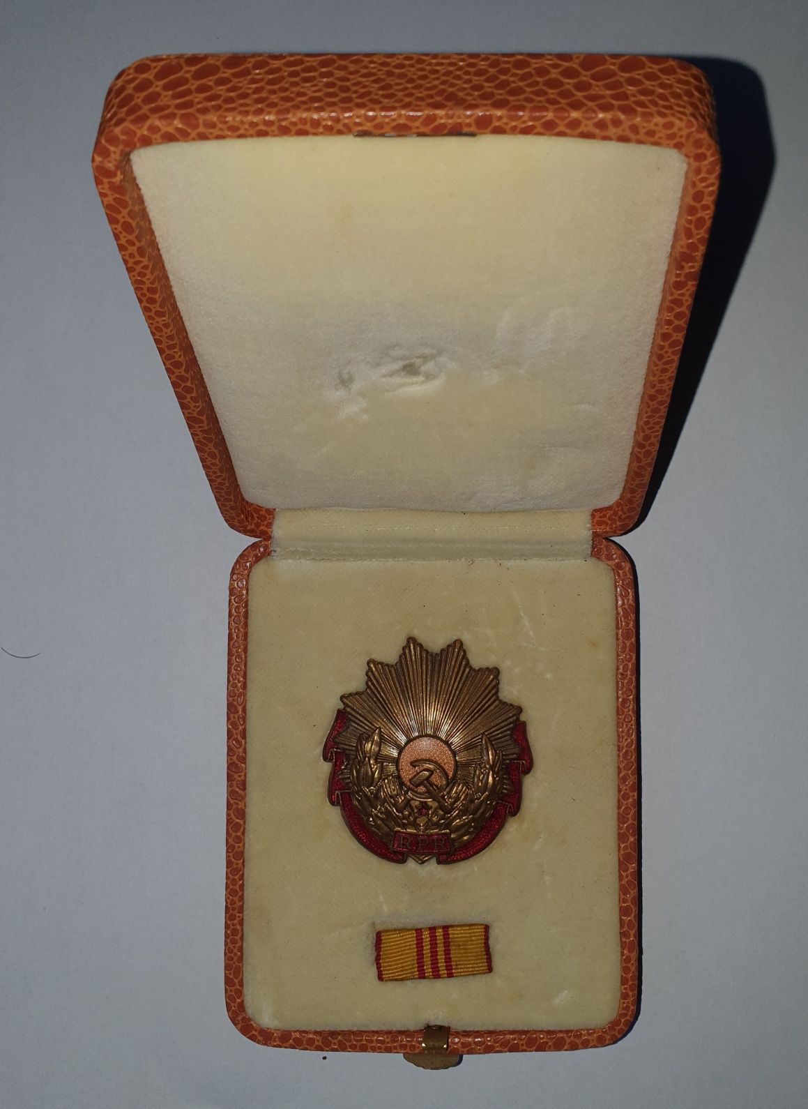 Vand ORDINUL MUNCII CL III  cu brevet an 1959, si alte medalii