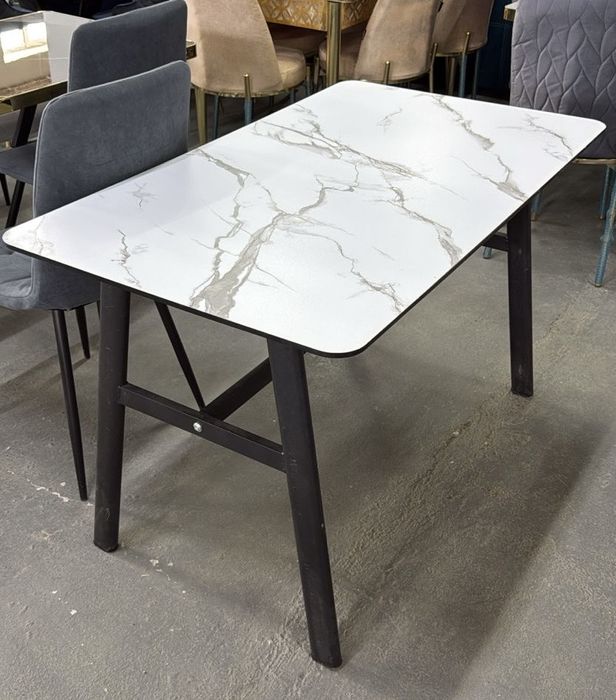 Продам стол новый