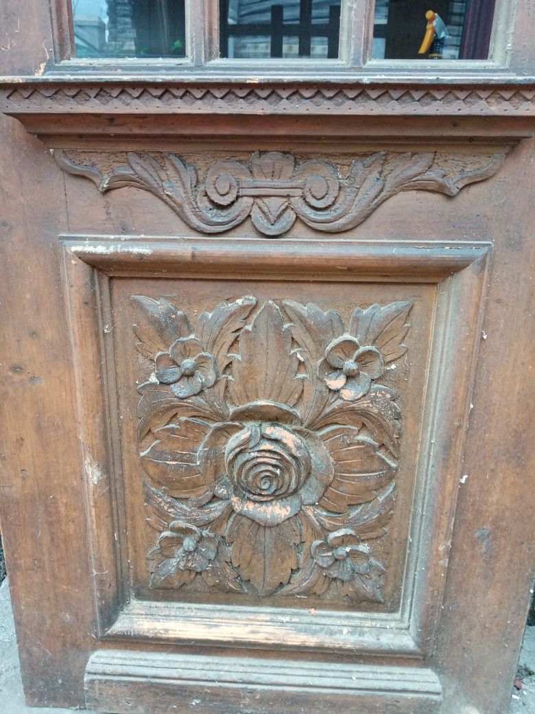 Ușa lemn. Uși sculptate