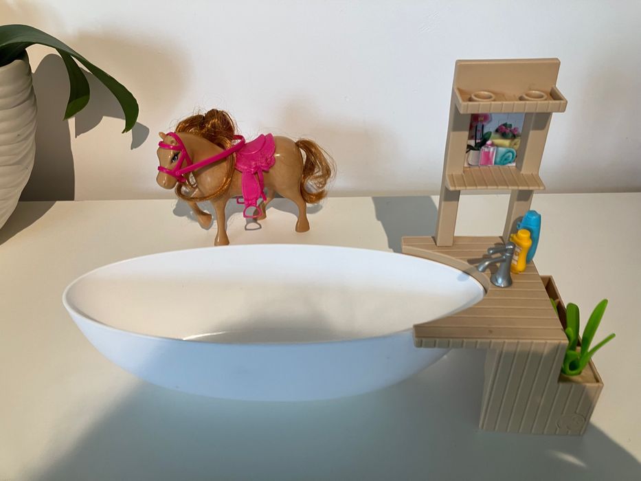 Barbie: вана ; маса с столчета,пони