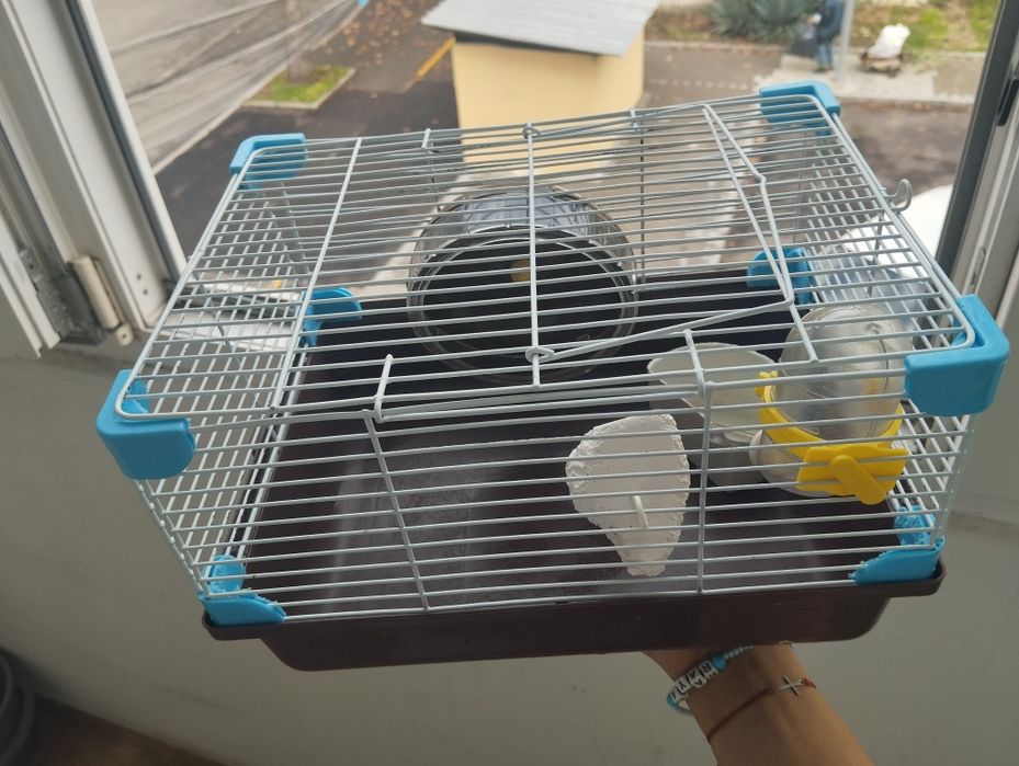 Продавам малка клетка за хамстер