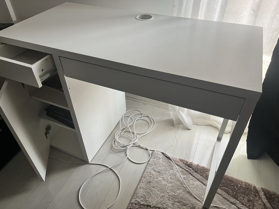 Birou modern alb, cu sertare și spațiu de depozitare