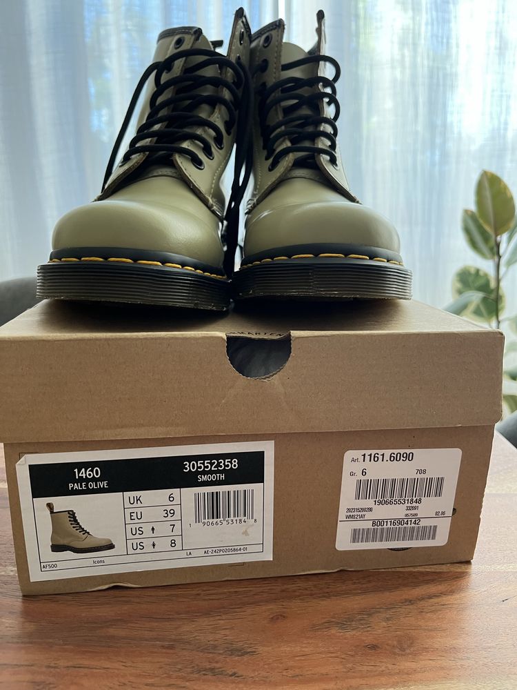 Dr. Martens боти с връзки