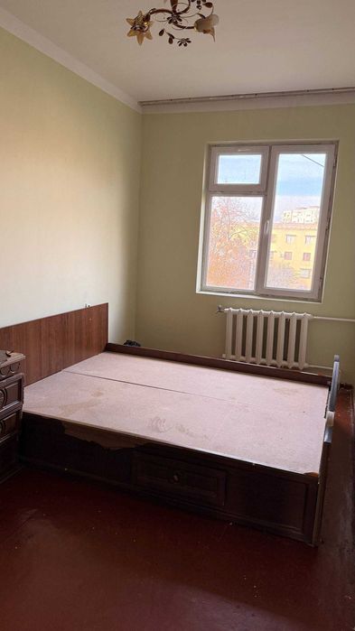 Даром мебель, б/у шкаф,кровать,зеркало и 2 тумб, нужна реставрация.