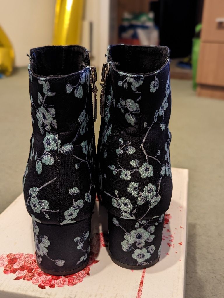 Botine Bershka model floral