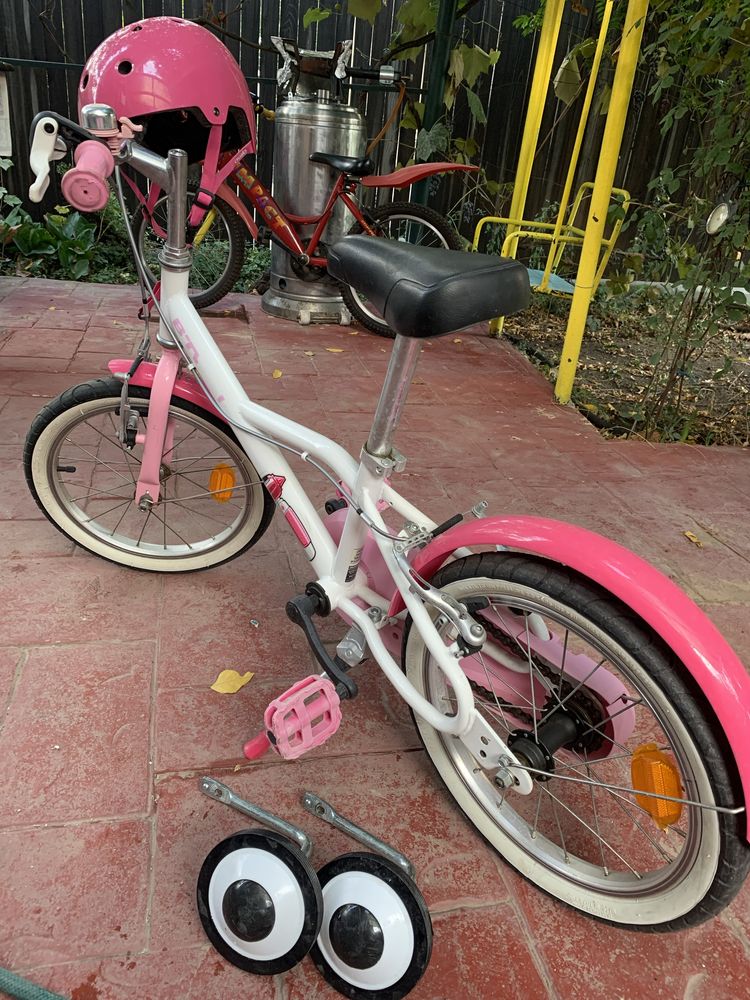 Bicicletă fetiță cu coșuleț frontal și roții ajutătoare