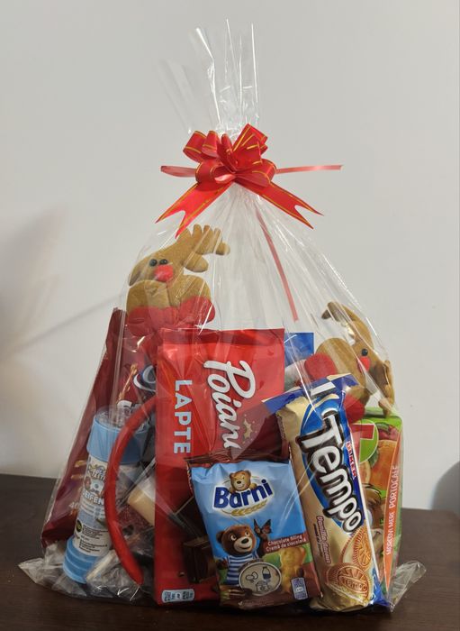 Punguta cu dulciuri si jucarie pentru Mos Craciun