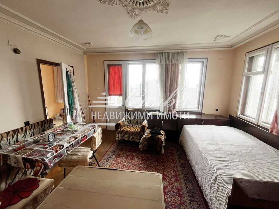 Тристаен ТУХЛЕН апартамент в района на Военно училище