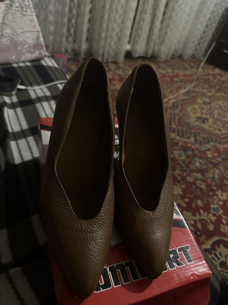 Продам кожныйе жениский туфли