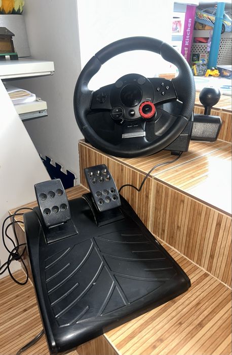 Volan Logitech Driving Force GT cu pedale și schimbător de viteze