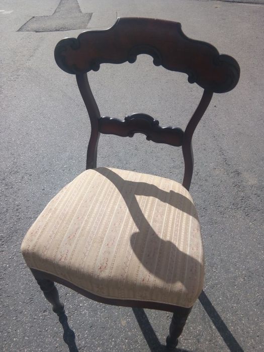 Masă și scaun din lemn masiv de stil clasic, cu elemente decorative sc