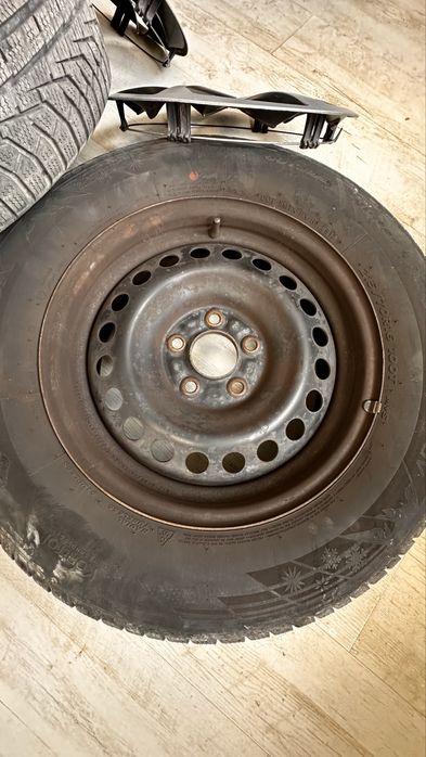 Jante de tablă cu cauciucuri de iarnă 215/70 R16 si capace