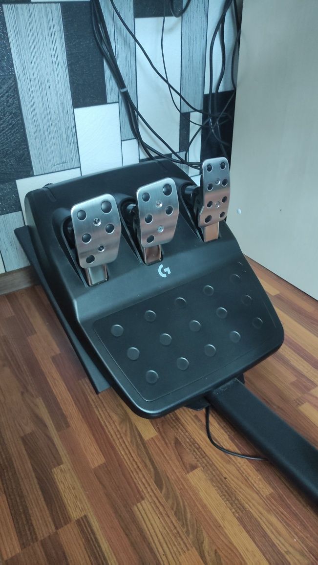 Volan Logitech G923 compatibil cu PS5/PS4 si PC