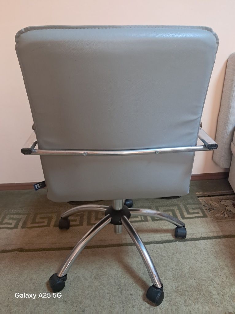 Кресло вращающиеся продам.