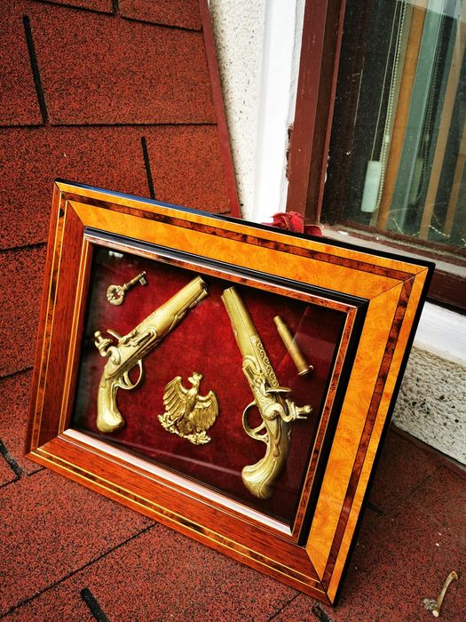 Vând cadou bazorelief bronz cu satin și rama lemn