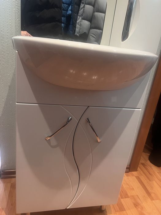 Тумба с раковино и зеркалом